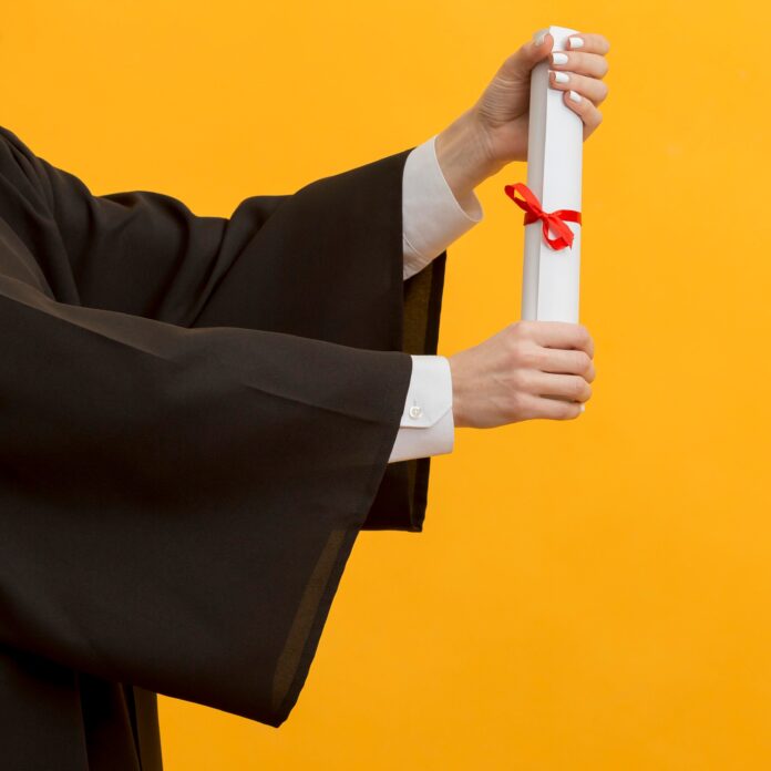 chiudere-le-mani-tenendo-il-diploma