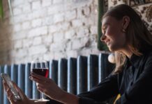 Bere meno e meglio. I giovani vincono sugli adulti